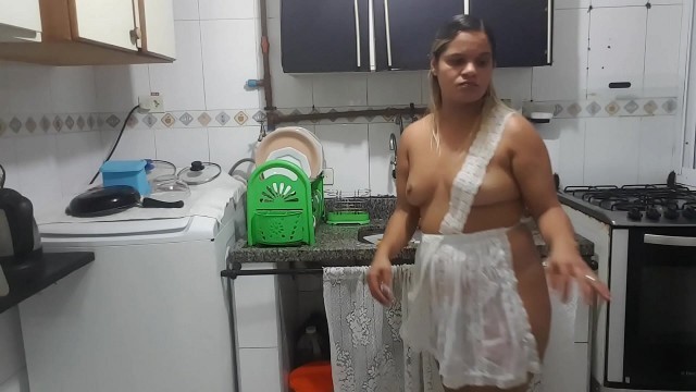 Faxineira dos sonhos de qualquer um &excl;&excl;&excl; Vem aqui  lavar louça na minha casa por favor te dou todo meu dinheiro