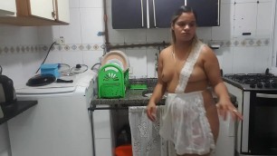 Faxineira dos sonhos de qualquer um &excl;&excl;&excl; Vem aqui  lavar louça na minha casa por favor te dou todo meu dinheiro